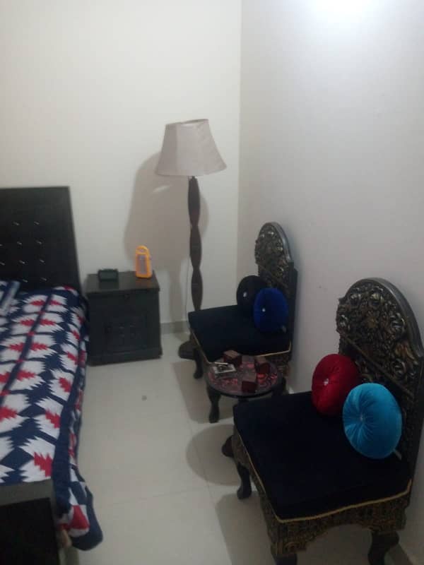 2 Kanal 1 bed +TV lounge for female 1