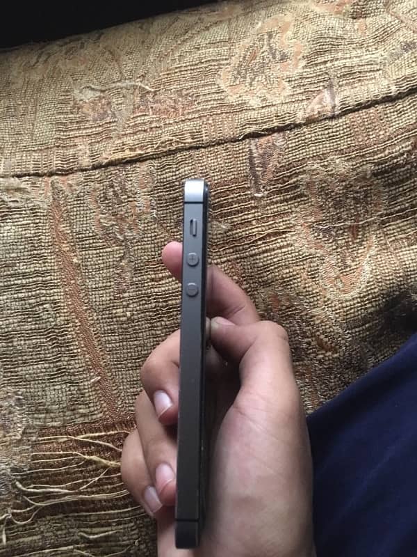 iPhone 5s in 6000rs 1