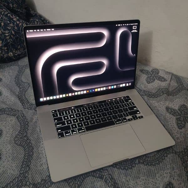 MacBook Pro 2019 17-9th Gen 32GB 500SSD 1