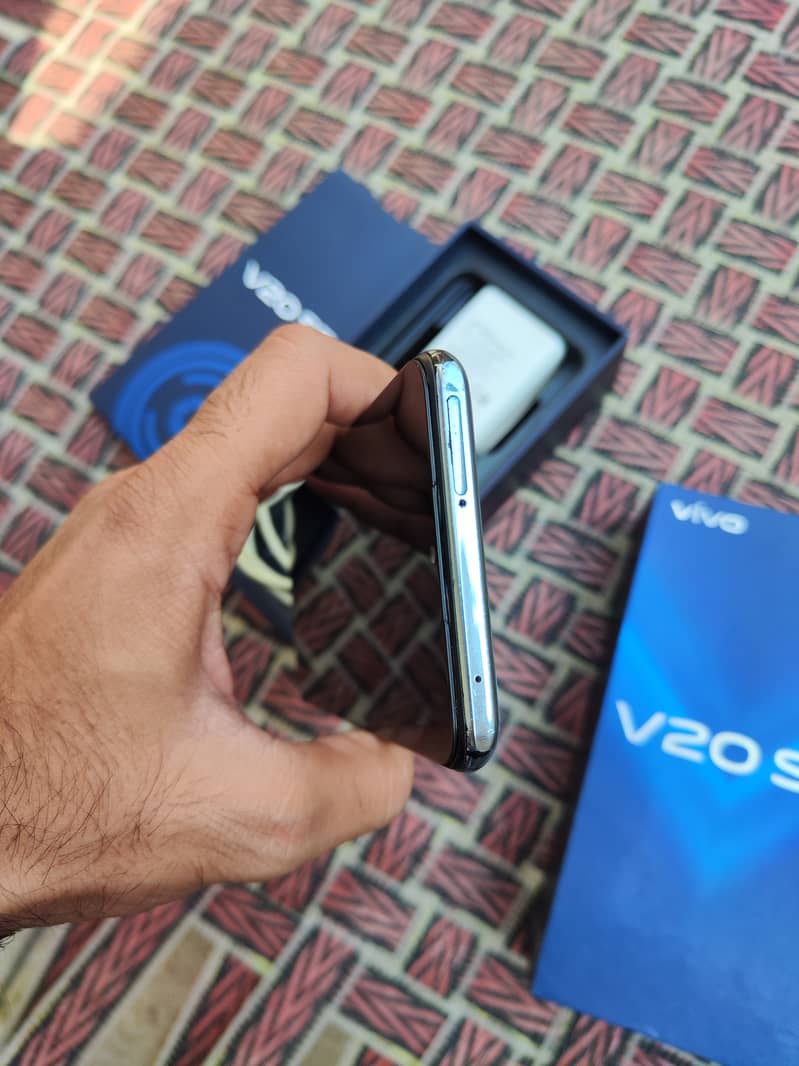 Vivo v20se --8_128 gb with box 6