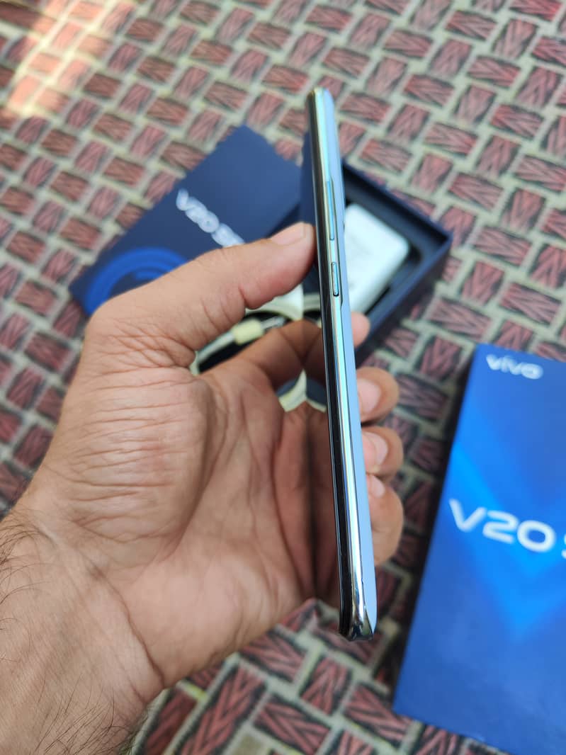 Vivo v20se --8_128 gb with box 7