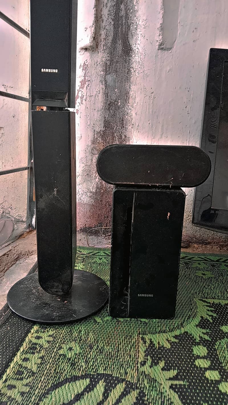 Samsung Lcd and speaker and woofer 3