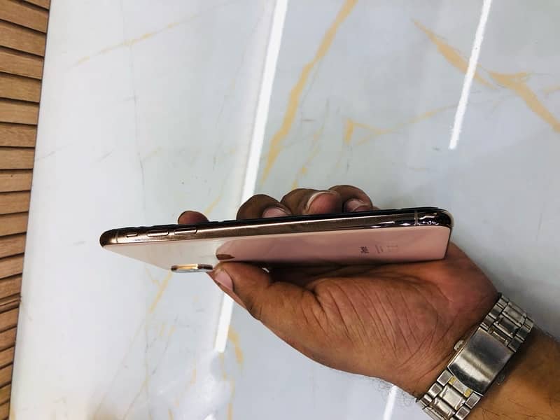 Iphone xs maxx gold color 3