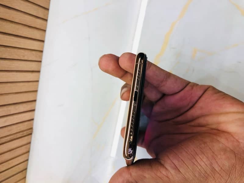 Iphone xs maxx gold color 4