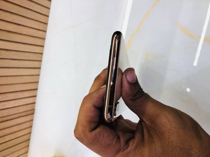 Iphone xs maxx gold color 5