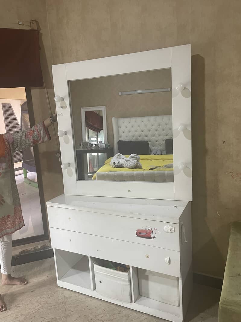 Furniture mirror and dresser 0