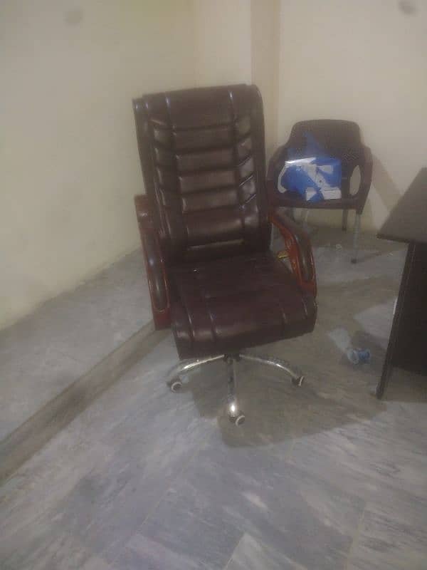 urgent for sale office chair in good condition like new 1