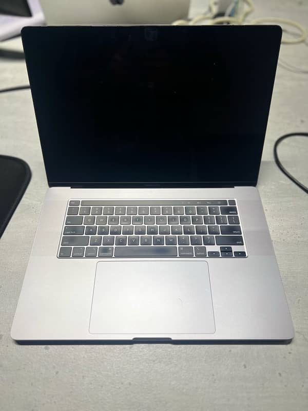 Macbook pro 2019 i9 16inches 32gb ram 1tb ssd 2