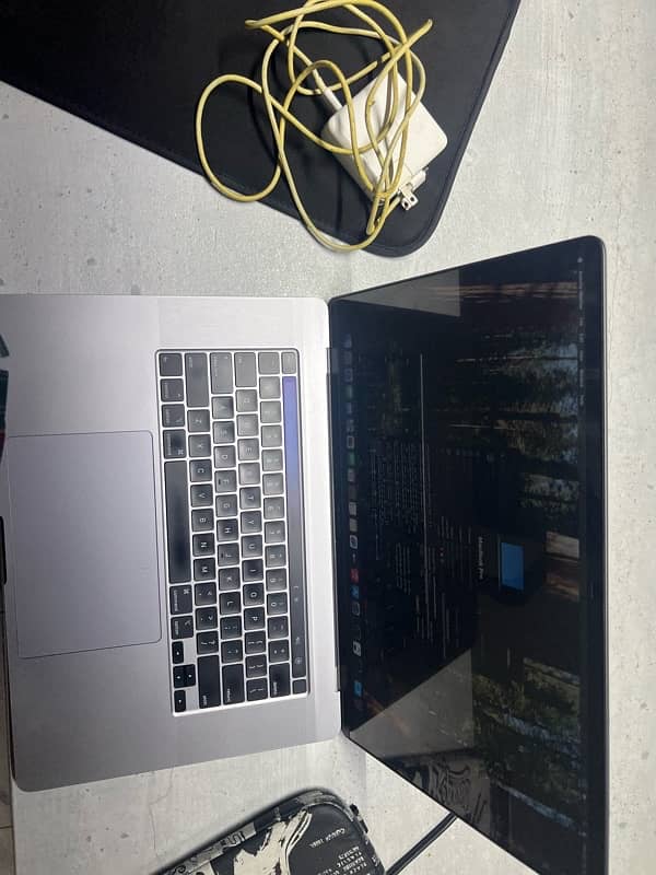 Macbook pro 2019 i9 16inches 32gb ram 1tb ssd 6