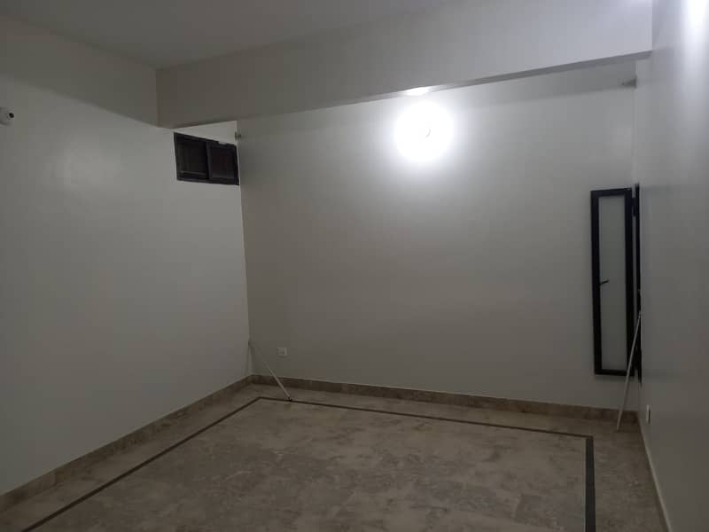 Prime Location Flat Sized 1050 Square Feet In North Nazimabad - Block F 2