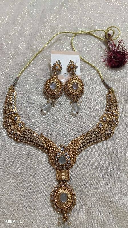 earrings with a beautiful neck piece 0