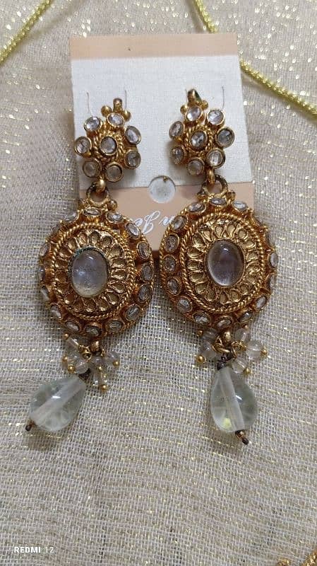 earrings with a beautiful neck piece 2