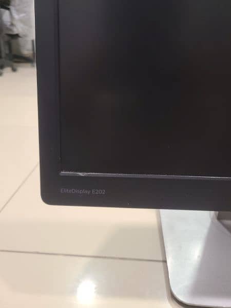 Dell P2018H 19.5"HP EliteDisplay E202 20" 1