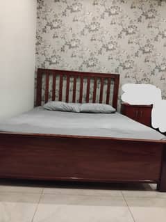 Queen size bed/bed/bed set/wooden bed new condition