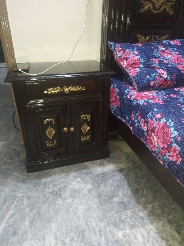 pure wood bed set for sale in very good condition 4