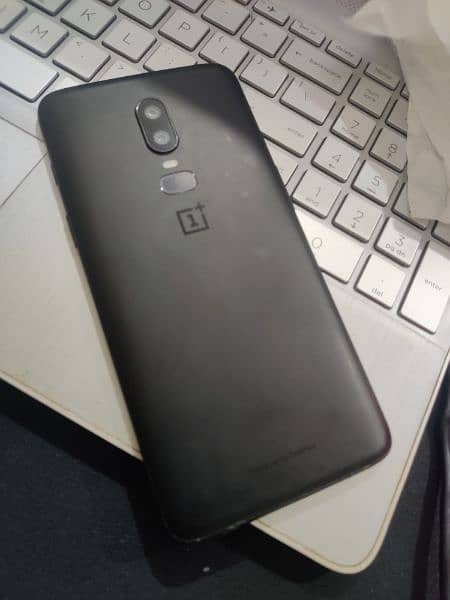 OnePlus 6  8/128gb with Charger 1