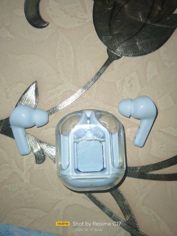 Selling air 31 ear buds 3