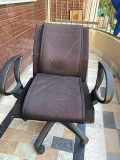 Beutifull office Chair with wheels and revolving in I-8/4