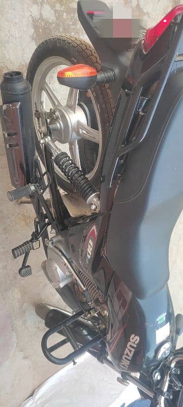 Suzuki 110s black fully laminated 10/10 condition 3