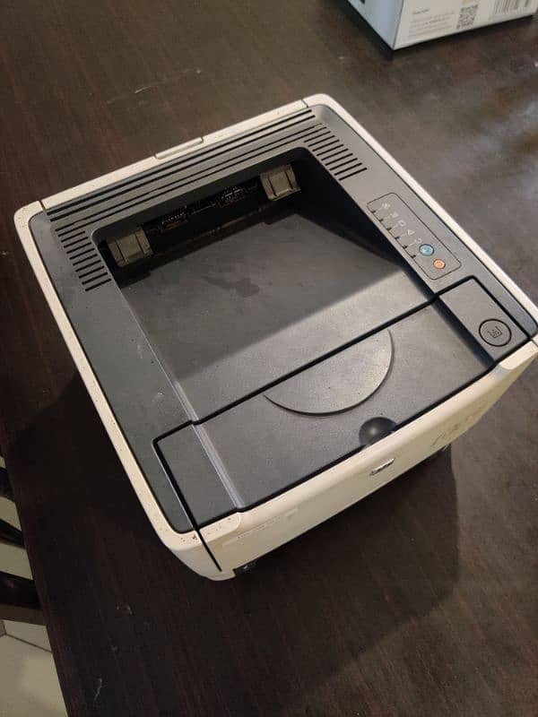 HP printer good condition plug and play laser jet p2015n  for sale 0