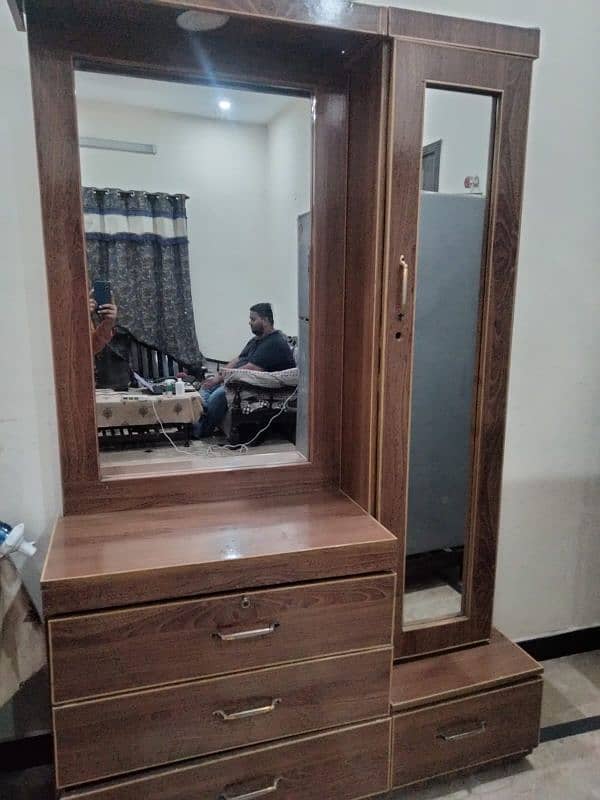 Dressing Table With Mirror 2