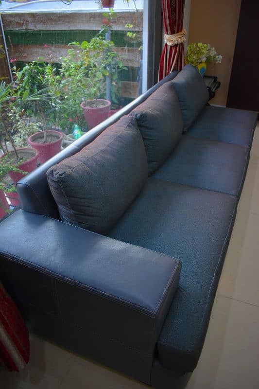 L-shaped sofa with a corner table 0