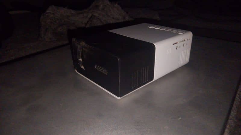 Mini Projector Home with Remote Controller 4