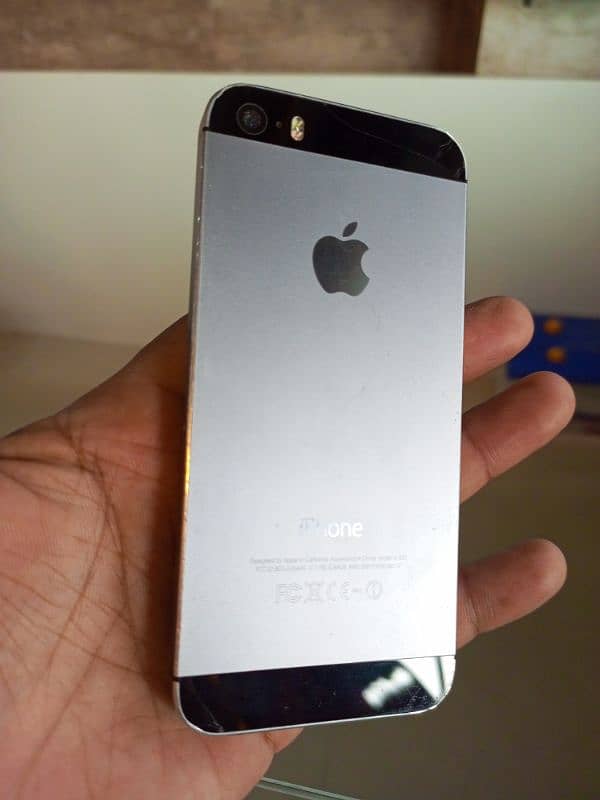 iphone 5s . pta approved. 16gb. 1