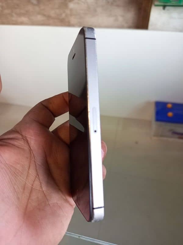 iphone 5s . pta approved. 16gb. 2