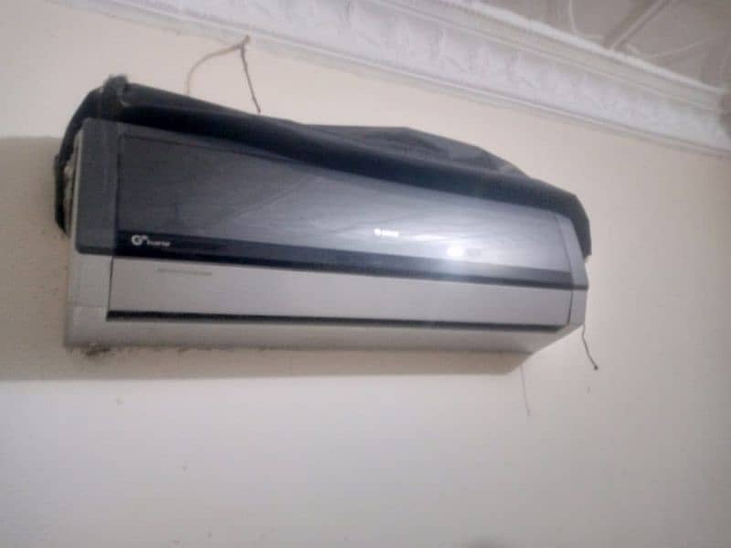 Gree 1.5 Ton Inverter AC heat and cool 3