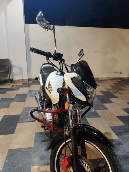 Honda CB 125F S. E 4