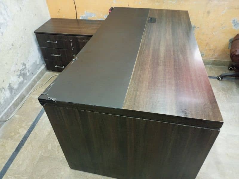 Used Executive Table Strong Material 1