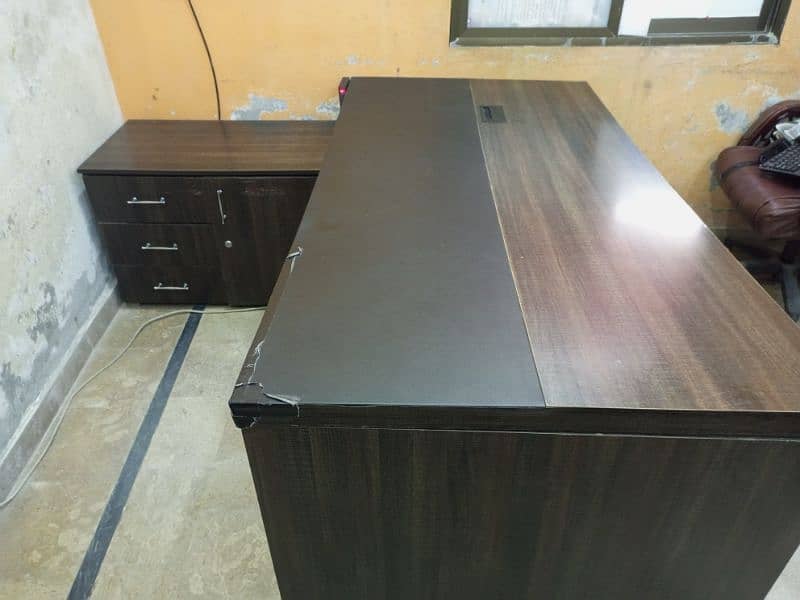 Used Executive Table Strong Material 8