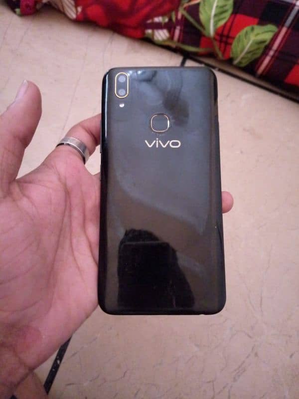 vivo V9 4/64 official. . . . . . . 4