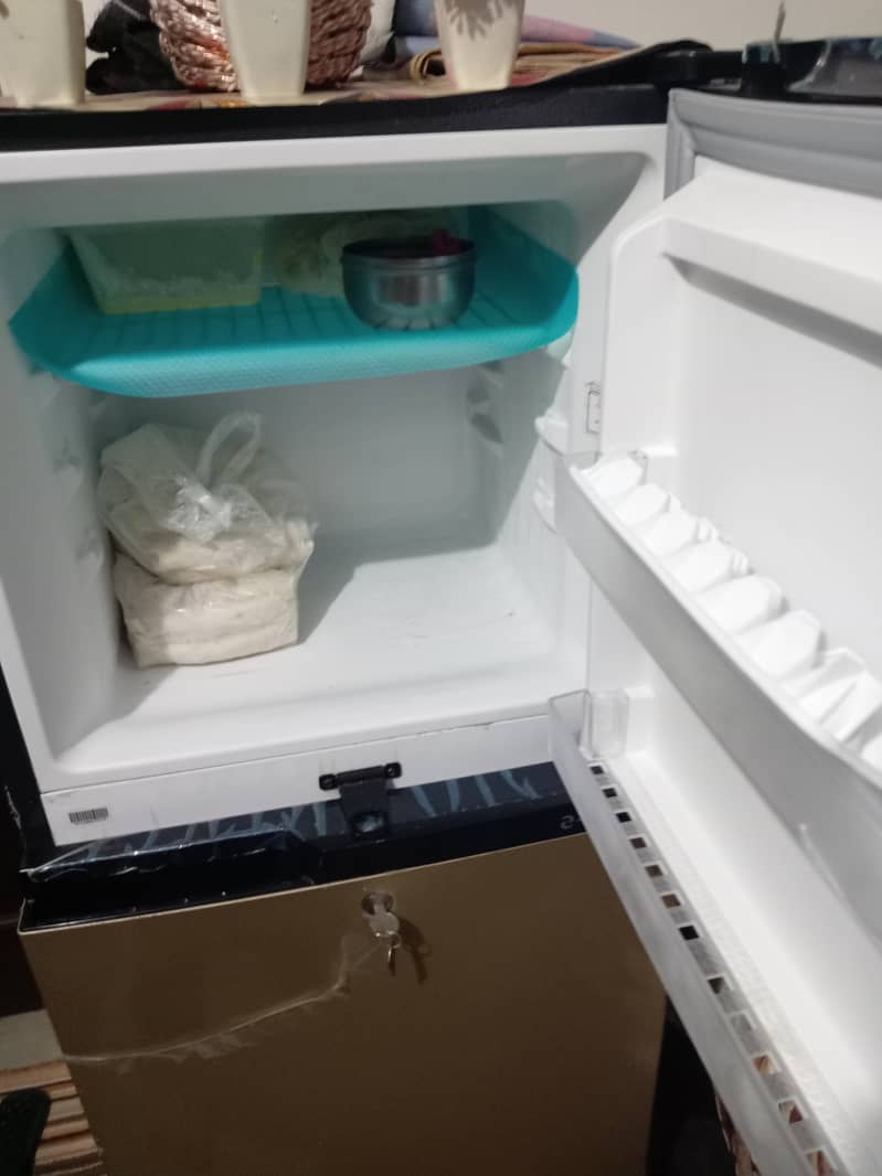 Dawlance medium fridge 4