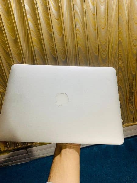 MacBook Air 14 . Cori 7. . 8 GB Ram 256 SSD 2