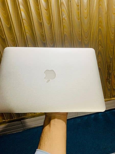 MacBook Air 14 . Cori 7. . 8 GB Ram 256 SSD 3