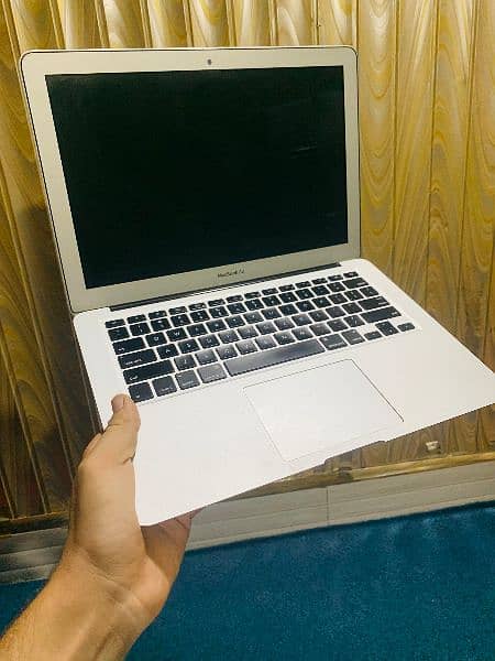 MacBook Air 14 . Cori 7. . 8 GB Ram 256 SSD 4