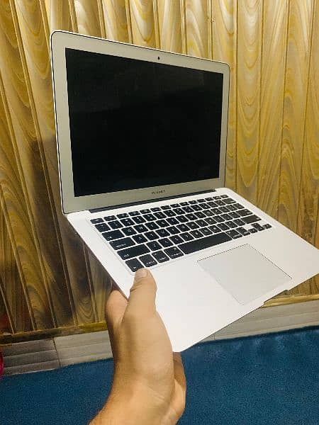 MacBook Air 14 . Cori 7. . 8 GB Ram 256 SSD 5