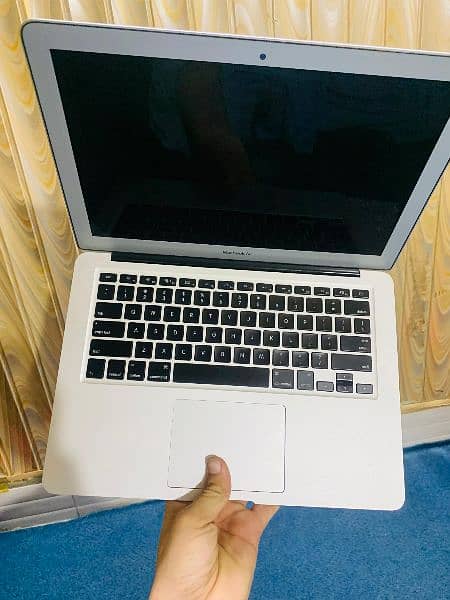 MacBook Air 14 . Cori 7. . 8 GB Ram 256 SSD 6