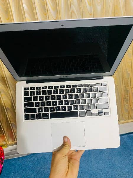 MacBook Air 14 . Cori 7. . 8 GB Ram 256 SSD 7