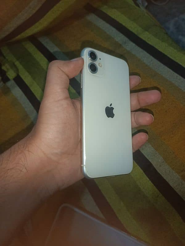 iphone 11 white 64 gb non pta  Body 10/10 front glass crack 1