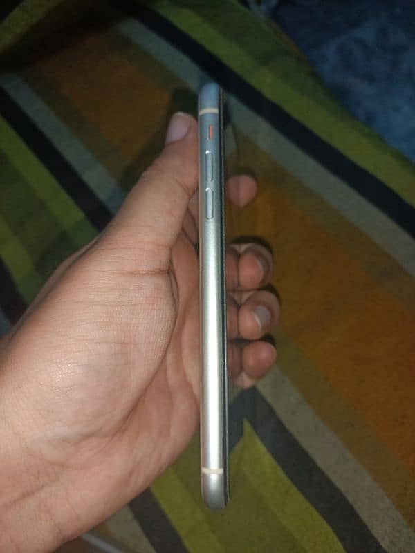 iphone 11 white 64 gb non pta  Body 10/10 front glass crack 5