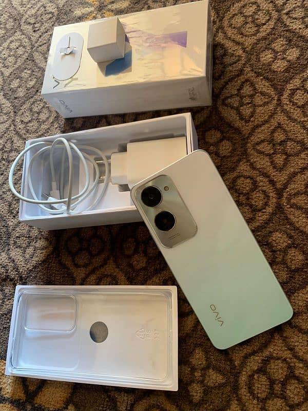 Vivo Y18 White Complete Box What's Number 03358672136 1