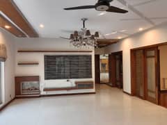 1 Kanal New luxuery Out Class NIce House In DHA Phase 4 Lahore. Near Park 0