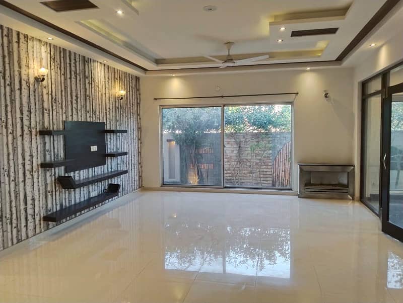 1 Kanal New luxuery Out Class NIce House In DHA Phase 4 Lahore. Near Park 17