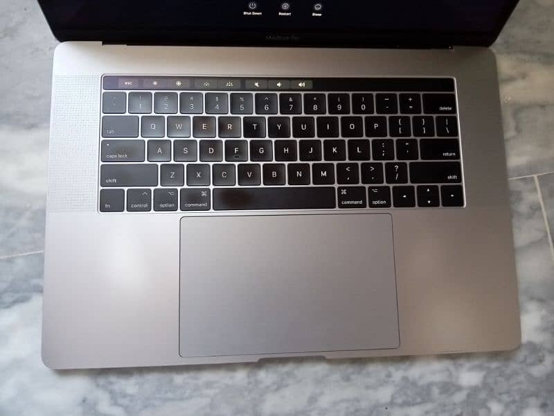 MacBook pro 2017 15 Inches TouchBar 1