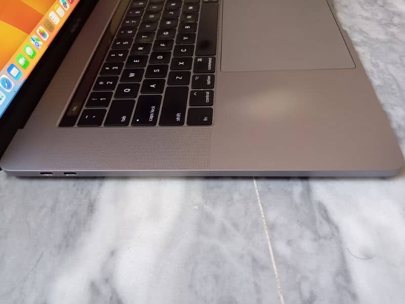 MacBook pro 2017 15 Inches TouchBar 2