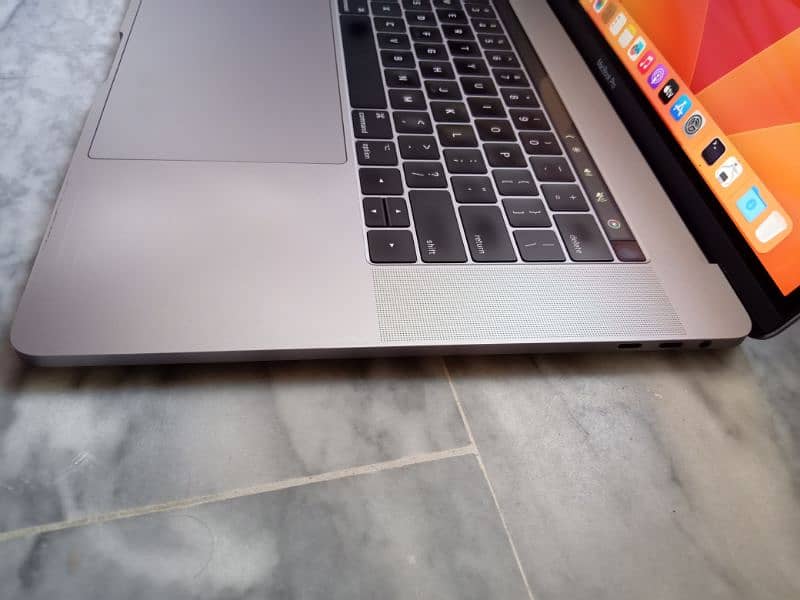 MacBook pro 2017 15 Inches TouchBar 3