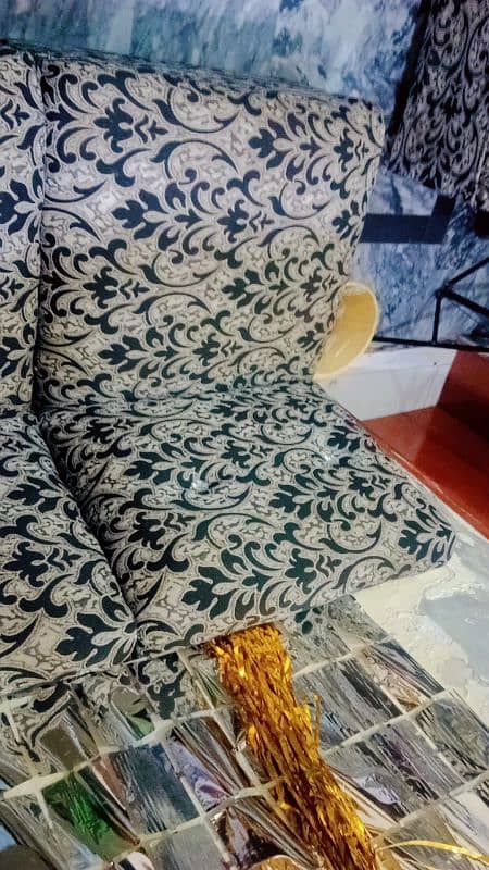 New poshesh krwai Al most new condition sofa 2